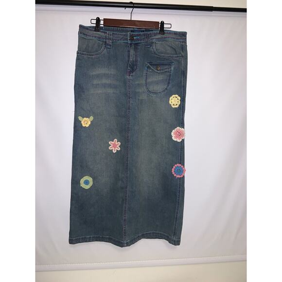 Crest Jeans Y2K Blue Jeans Skirt w/ Crochet Flowers Size 13/14 Junior - Picture 1 of 7